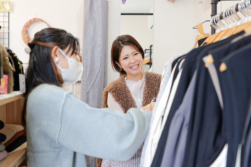 笑顔で接客する代表